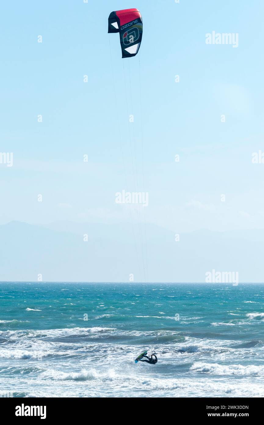 Kiteboarden in Nordzypern am Strand von Agia Eirini (Akdeniz) an der Westküste der Mittelmeerinsel. Stockfoto