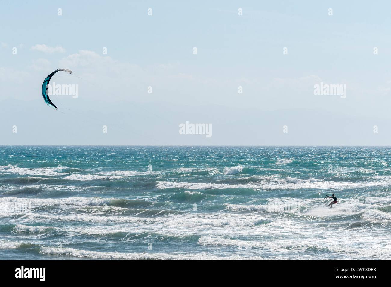 Kiteboarden in Nordzypern am Strand von Agia Eirini (Akdeniz) an der Westküste der Mittelmeerinsel. | Kiteboarding in Nordzypern am Strand von AG Stockfoto