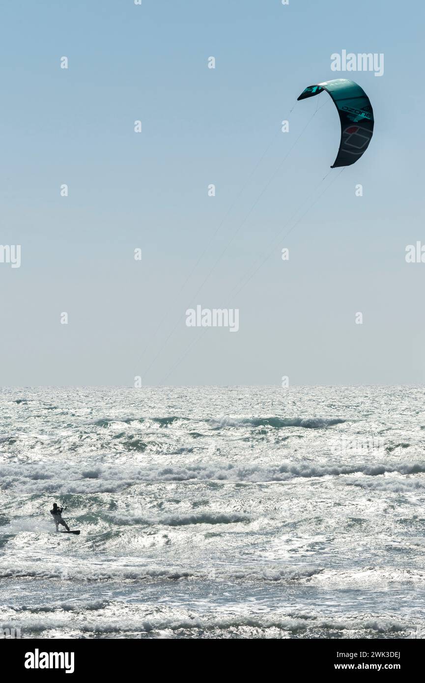 Kiteboarden in Nordzypern am Strand von Agia Eirini (Akdeniz) an der Westküste der Mittelmeerinsel. Stockfoto