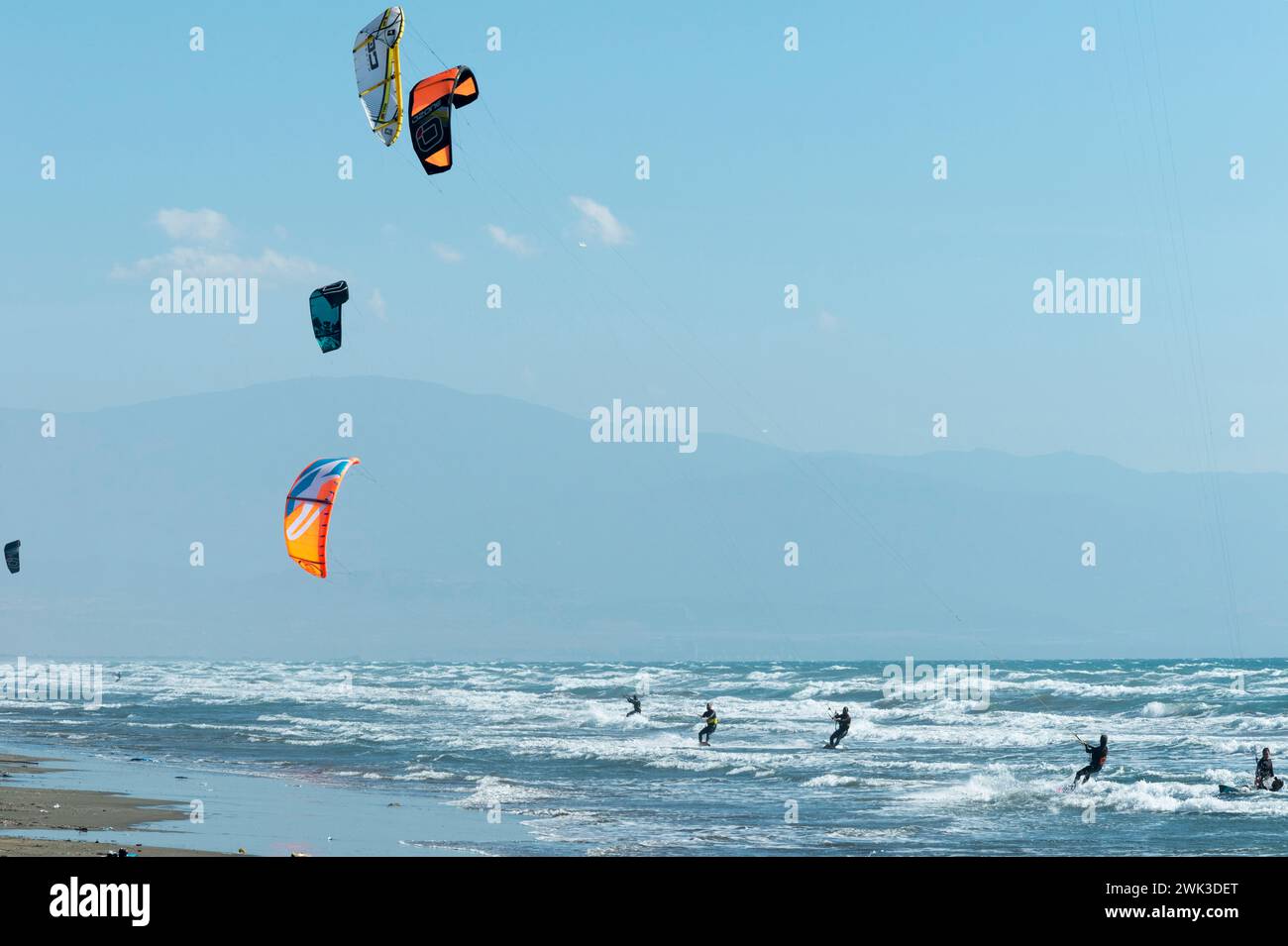 Kiteboarden in Nordzypern am Strand von Agia Eirini (Akdeniz) an der Westküste der Mittelmeerinsel. Stockfoto