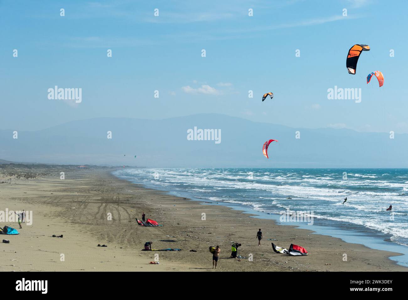 Kiteboarden in Nordzypern am Strand von Agia Eirini (Akdeniz) an der Westküste der Mittelmeerinsel. Stockfoto