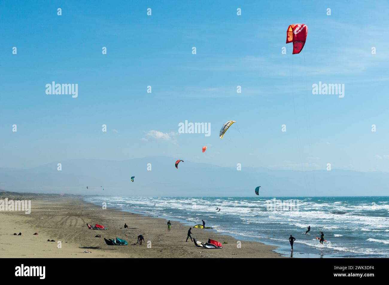 Kiteboarden in Nordzypern am Strand von Agia Eirini (Akdeniz) an der Westküste der Mittelmeerinsel. Stockfoto