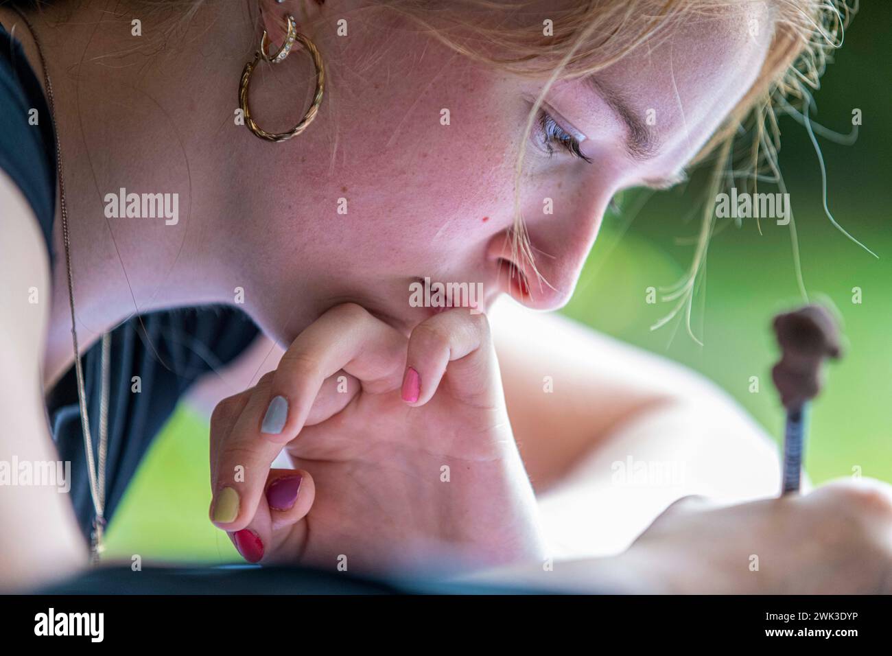 Mädchen konzentriert sich beim Schreiben Stockfoto