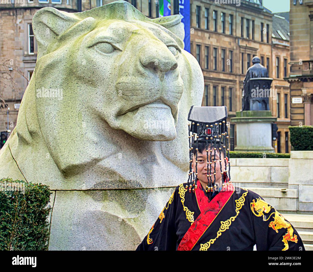 Glasgow, Schottland, Großbritannien. Februar 2024. Das Jahr des Drachen und die jährlichen Festlichkeiten zum chinesischen Neujahrsfest in Glasgow kehren auf den George Square zurück. Die Chinese Cultural and Welfare Society Scotland veranstaltet ihre jährliche öffentliche Ausstellung mit einem Löwentanz. Credit Gerard Ferry/Alamy Live News Stockfoto