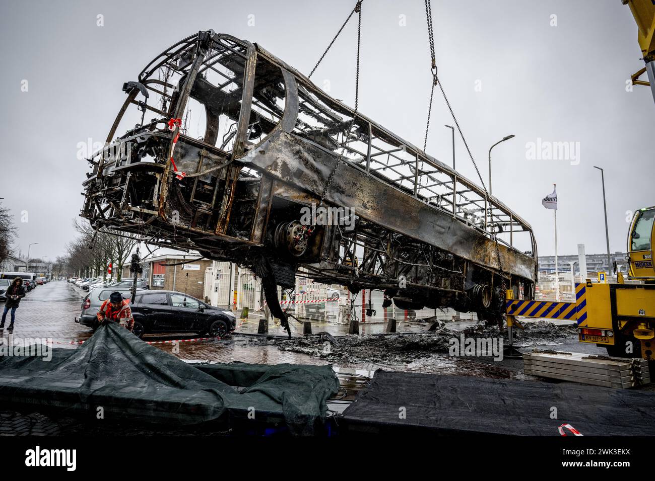 DEN HAAG – der ausgebrannte Bus wird vom Opernhaus am Fruitweg abgeschleppt, einen Tag nachdem die Polizei in eine Konfrontation zweier Gruppen von Eritreern eingreifen musste, nachdem nach einem Treffen im Saalzentrum Unruhen ausbrachen. ANP ROBIN UTRECHT niederlande raus - belgien raus Stockfoto