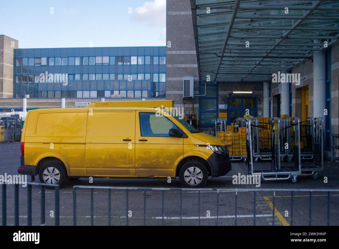 Ein gelber Postdienstwagen Stockfoto