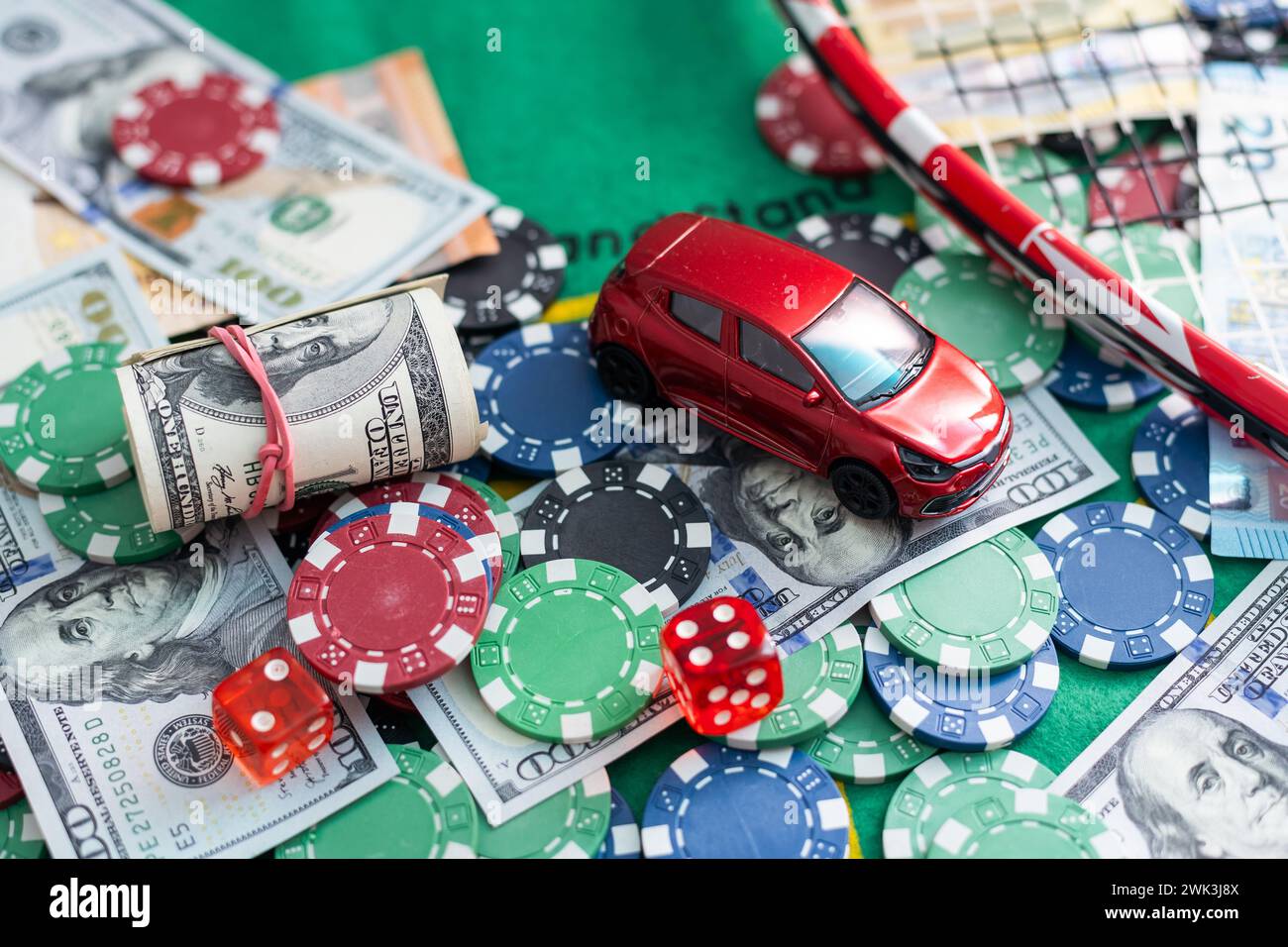 Smartphone mit Wetten auf Sport, Casino, Spielzeugauto Stockfoto