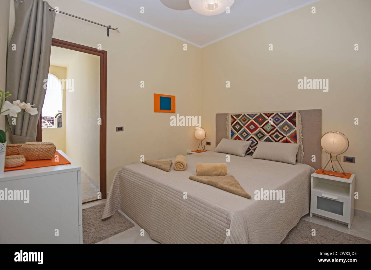 Inneneinrichtung Einrichtung Einrichtung luxuriöses Schauzimmer mit Möbeln und Doppelbett mit Frisiertisch und Terrasse Stockfoto