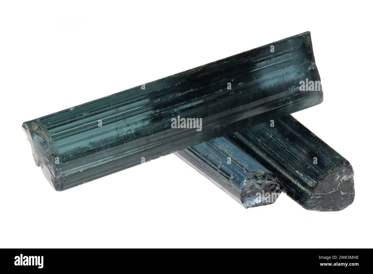 Indigolite (blauer Turmalin) aus Afghanistan isoliert auf weißem Hintergrund Stockfoto