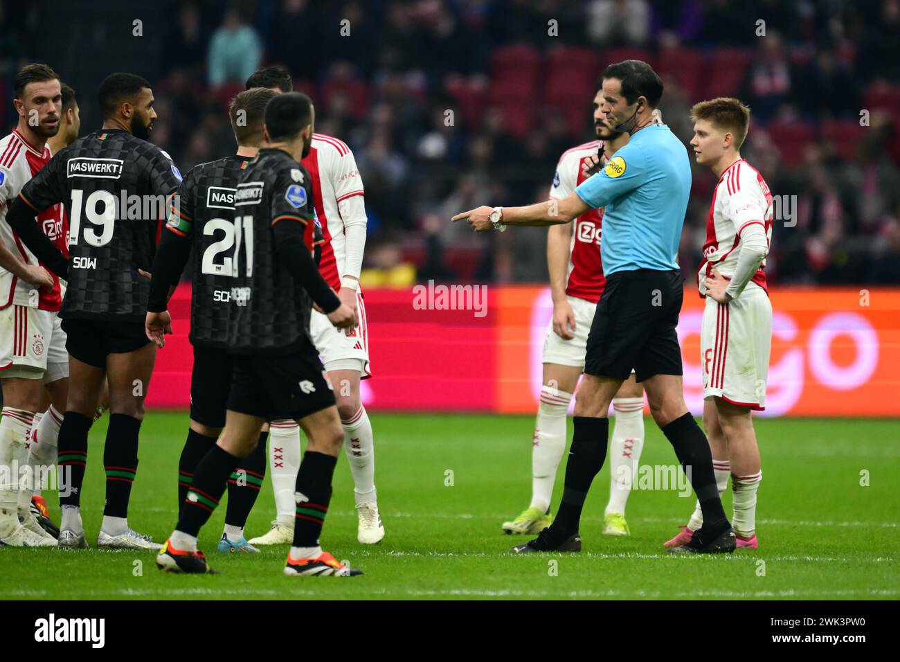 AMSTERDAM - Schiedsrichter Bas Nijhuis genehmigt das 2-2 während des niederländischen Eredivisie-Spiels zwischen Ajax Amsterdam und NEC Nijmegen in der Johan Cruijff Arena am 18. Februar 2024 in Amsterdam. ANP OLAF KRAAK Stockfoto