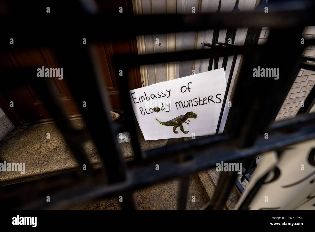 NEW YORK, NEW YORK – 17. FEBRUAR: Ein Schild mit der Aufschrift „Botschaft der blutigen Monster“ steht in den Toren des russischen Konsulats während einer Gedenkfeier für den Oppositionsführer Alexej Nawalny in New York City am 17. Februar 2024. Laut den russischen Staatsmedien starb Nawalny, der russische Politiker und Anti-Korruptionsaktivist, der zur stärksten Stimme in Opposition gegen Präsident Wladimir Putin wurde, während eines Spaziergangs in der IK-3-Strafkolonie „Arktischer Wolf“, wo er eine 30-jährige Haftstrafe verbüßte. (Foto: Michael Nigro/SIPA USA) Credit: SIPA USA/Alamy Live News Stockfoto