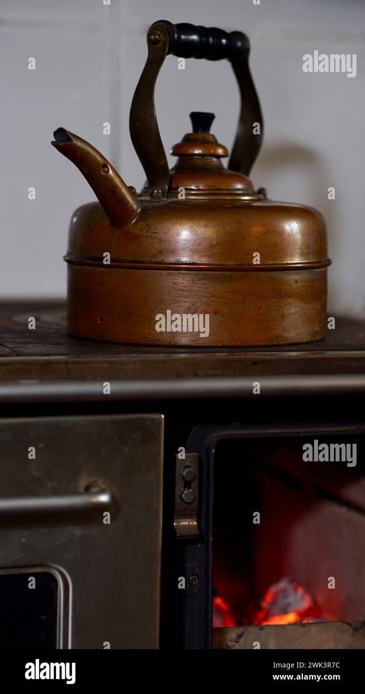 Ein Kupferkessel auf einem Küchenholzbrenner. Stockfoto