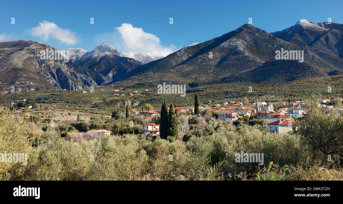 Proastio Dorf auf der Halbinsel Mani von Messinia in Griechenland mit dem Tayegetos Gebirge darüber hinaus Stockfoto