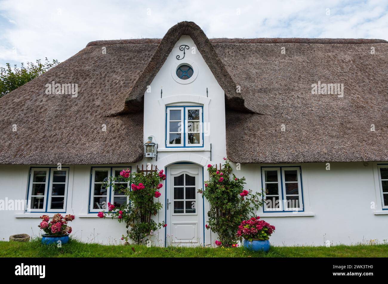 Insel Amrum Nordfriesland - Fassade eines Reetdachhauses im Dorf Nebel auf der Nordseeinsel Amrum Stockfoto