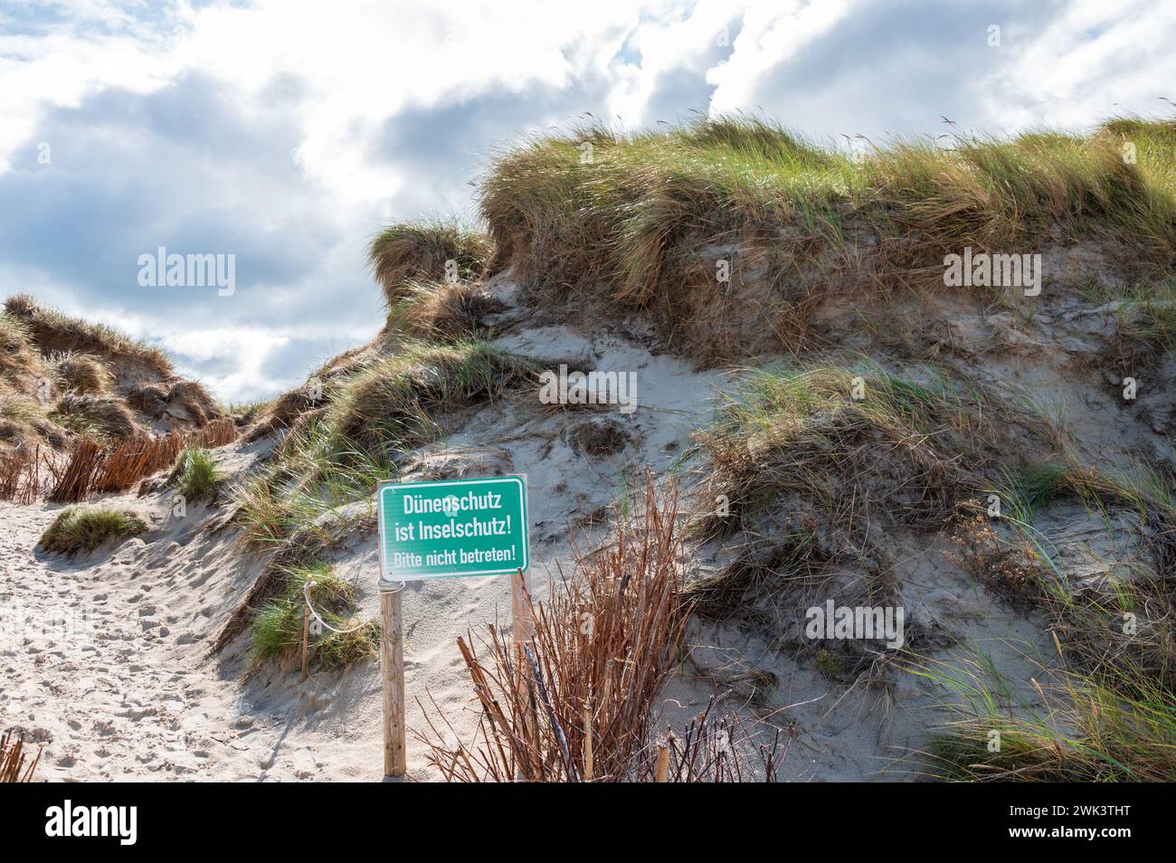 Insel Amrum Nordfriesland - Verbotsschild in den Dünen, Dünenschutz ist Inselschutz Bitte nicht betreten Stockfoto