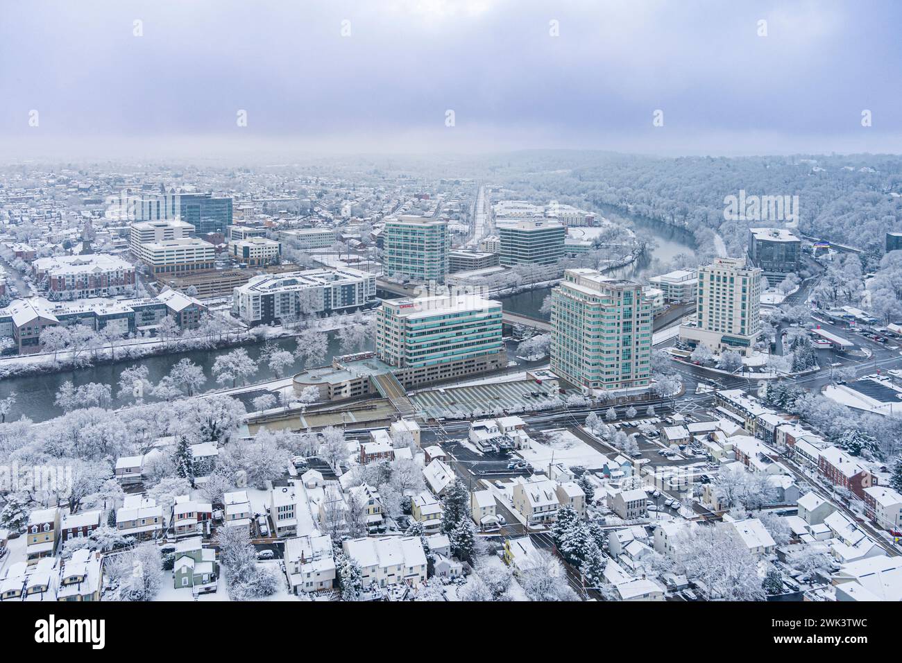 Luftaufnahme von Conshohocken (Vorort Philadelphia) Pennsylvania USA im Winter mit Schnee, Stockfoto