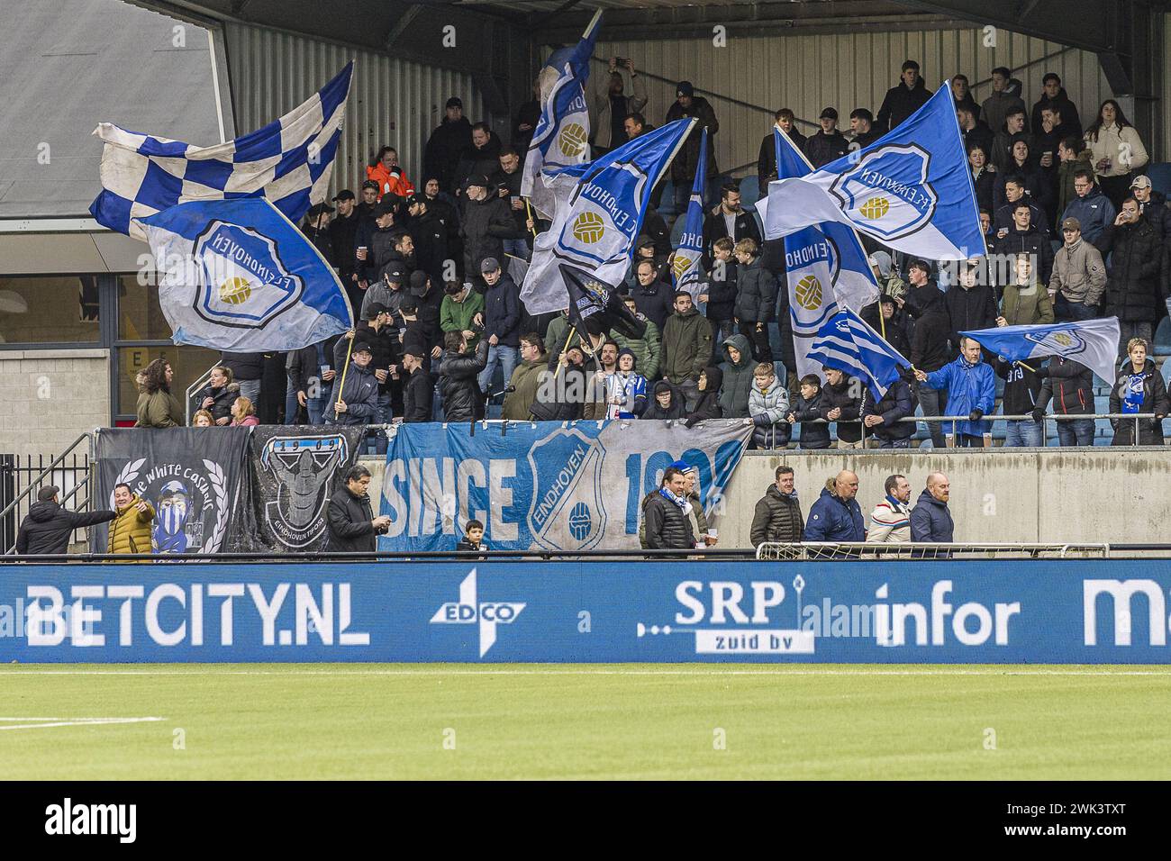 EINDHOVEN - 18-02-2024. Jan Louwers Stadion. Keuken Kampioen Divisie, KKD. Saison 2023-2024. FC Eindhoven - FC Groningen. Banner auf den Tribünen. Stockfoto