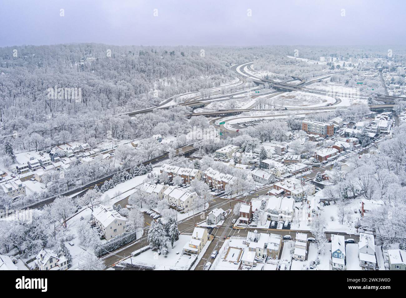 Luftaufnahme von Conshohocken Pennsylvania im Winter mit Schnee auf dem Boden. Stockfoto
