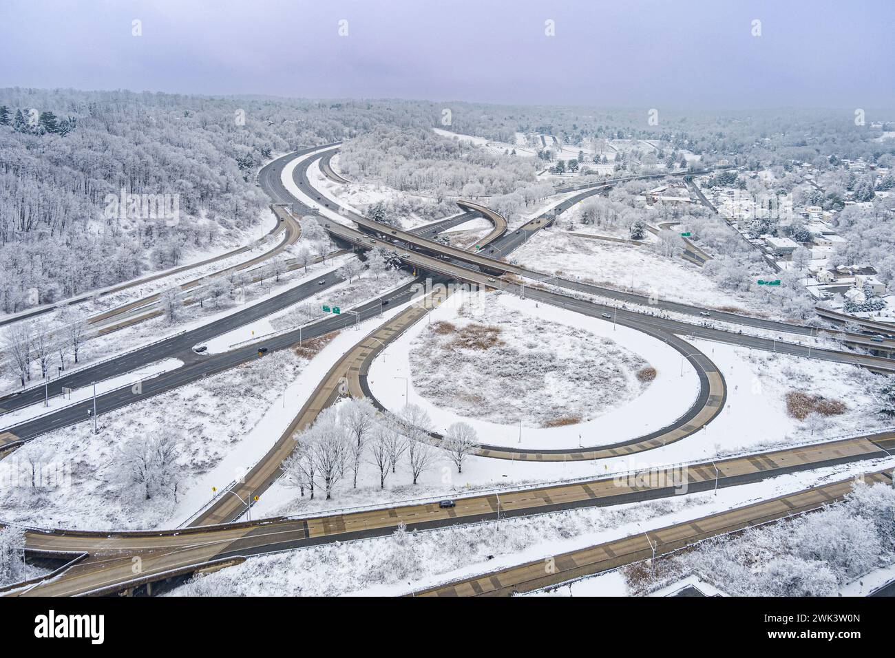 Luftaufnahme des Autobahnkreuzes im Winter mit Schnee, Pennsylvania, USA Stockfoto