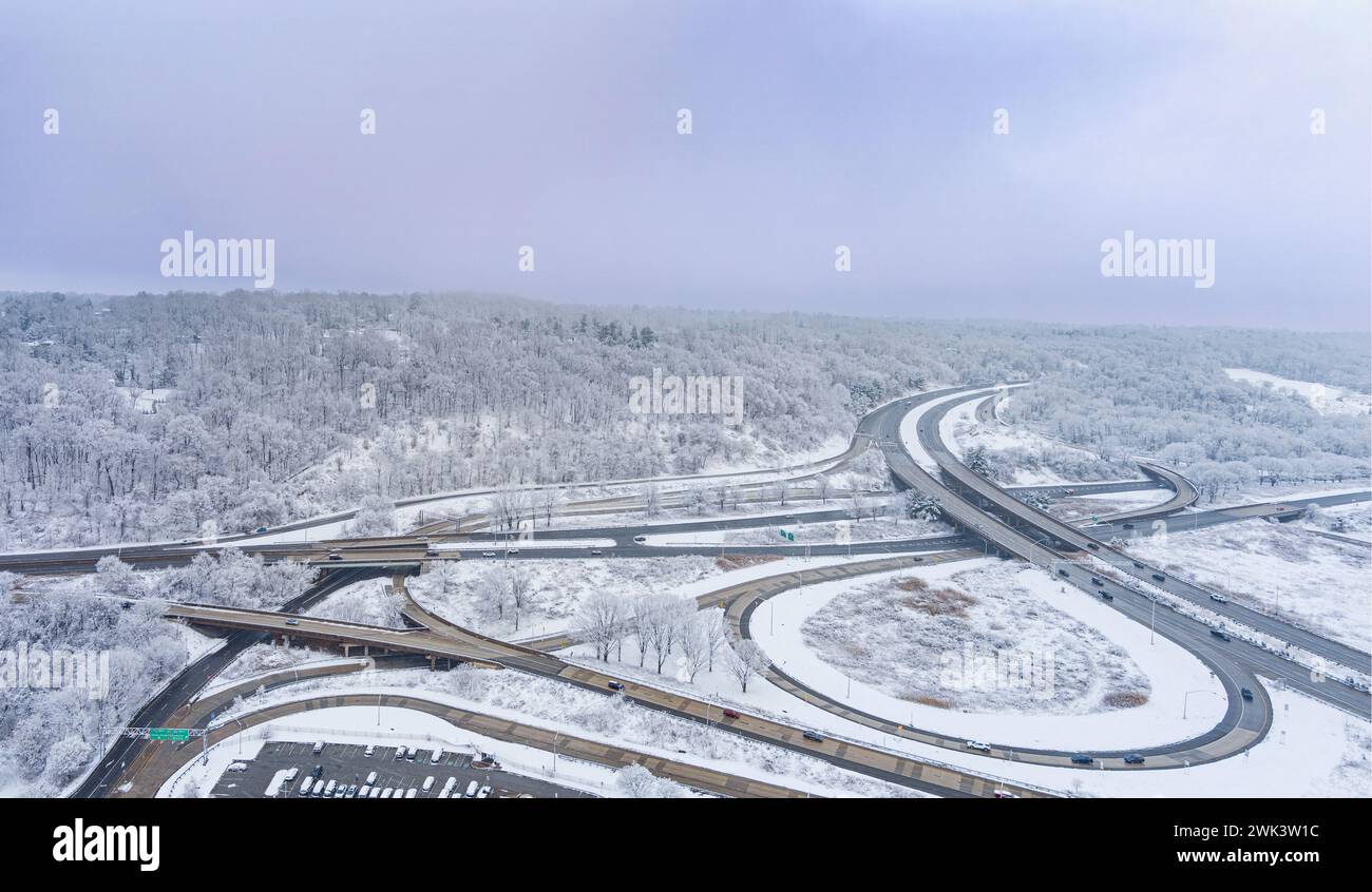Luftaufnahme des Autobahnkreuzes im Winter mit Schnee, Pennsylvania, USA Stockfoto