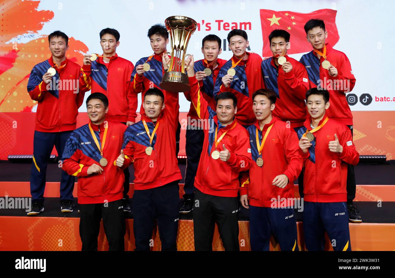 Die Spieler des chinesischen Teams posieren mit der Trophäe bei der Podiumseremonie während der Badminton Asia Team Championships 2024 im Setia City Convention Centre in Shah Alam. (Foto: Wong Fok Loy / SOPA Images/SIPA USA) Stockfoto