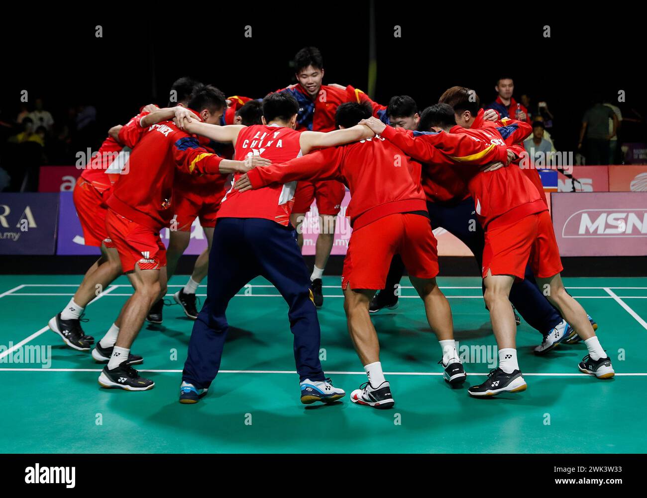 Die Spieler aus China feiern, nachdem sie im Finale der Männer im Einzelspiel der Badminton Asia Team Championships 2024 im Setia City Convention Centre in Shah Alam gegen das Malaysia Team gewonnen haben (nicht abgebildet). China gewann mit Punkten; 3:0. (Foto: Wong Fok Loy / SOPA Images/SIPA USA) Stockfoto