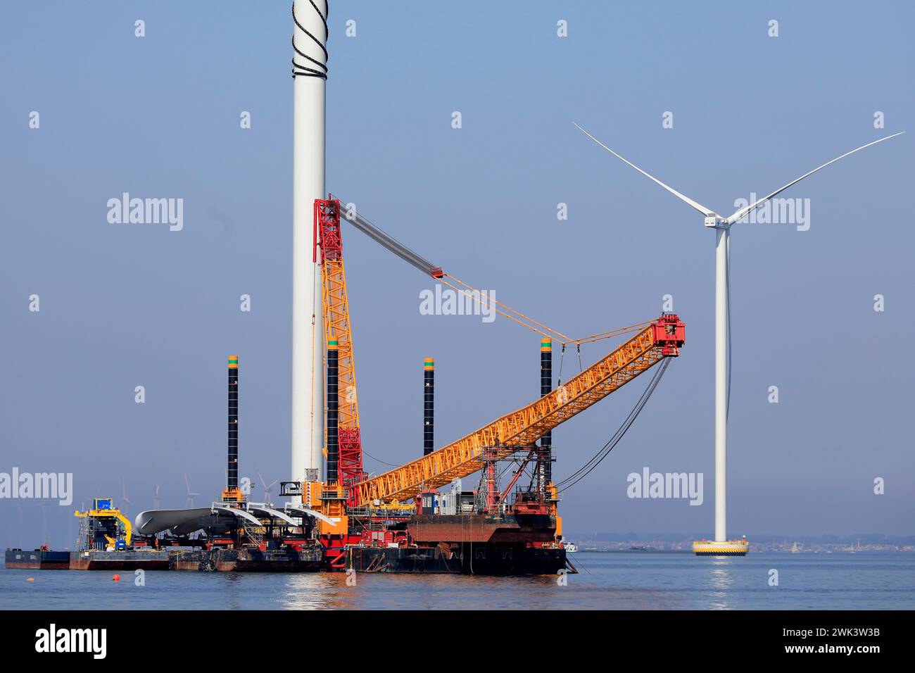 Bau eines Offshore-Windparks in Ijsselmeer, Niederlande Stockfoto