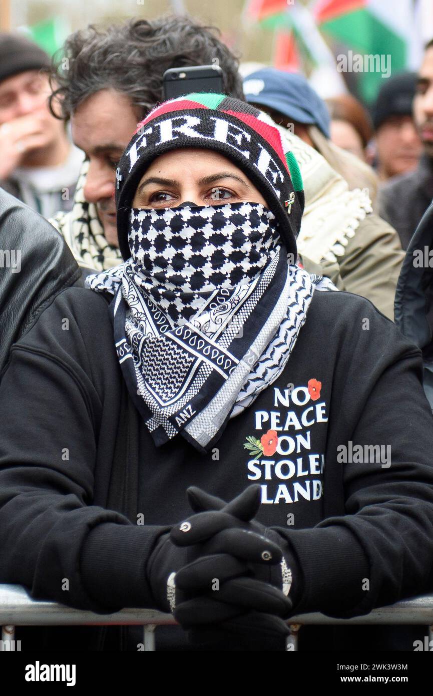 London, Großbritannien 17/02/2024 Tausende Demonstranten marschieren vom Hyde Park zur israelischen Botschaft, um die weitere Bombardierung von Gaza zu demonstrieren Stockfoto