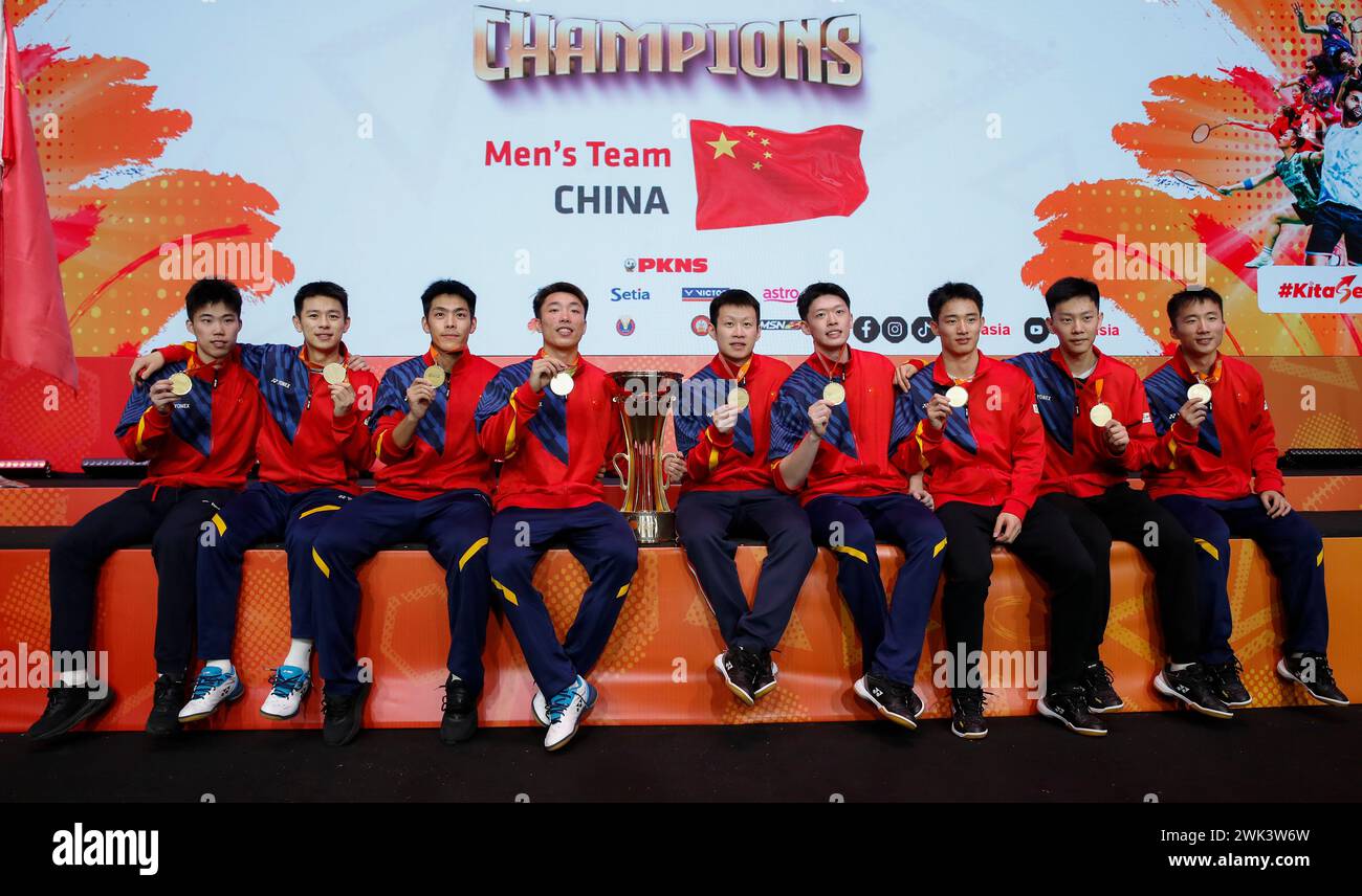 Die Spieler des chinesischen Teams posieren mit der Trophäe bei der Podiumseremonie während der Badminton Asia Team Championships 2024 im Setia City Convention Centre in Shah Alam. (Foto: Wong Fok Loy / SOPA Images/SIPA USA) Stockfoto