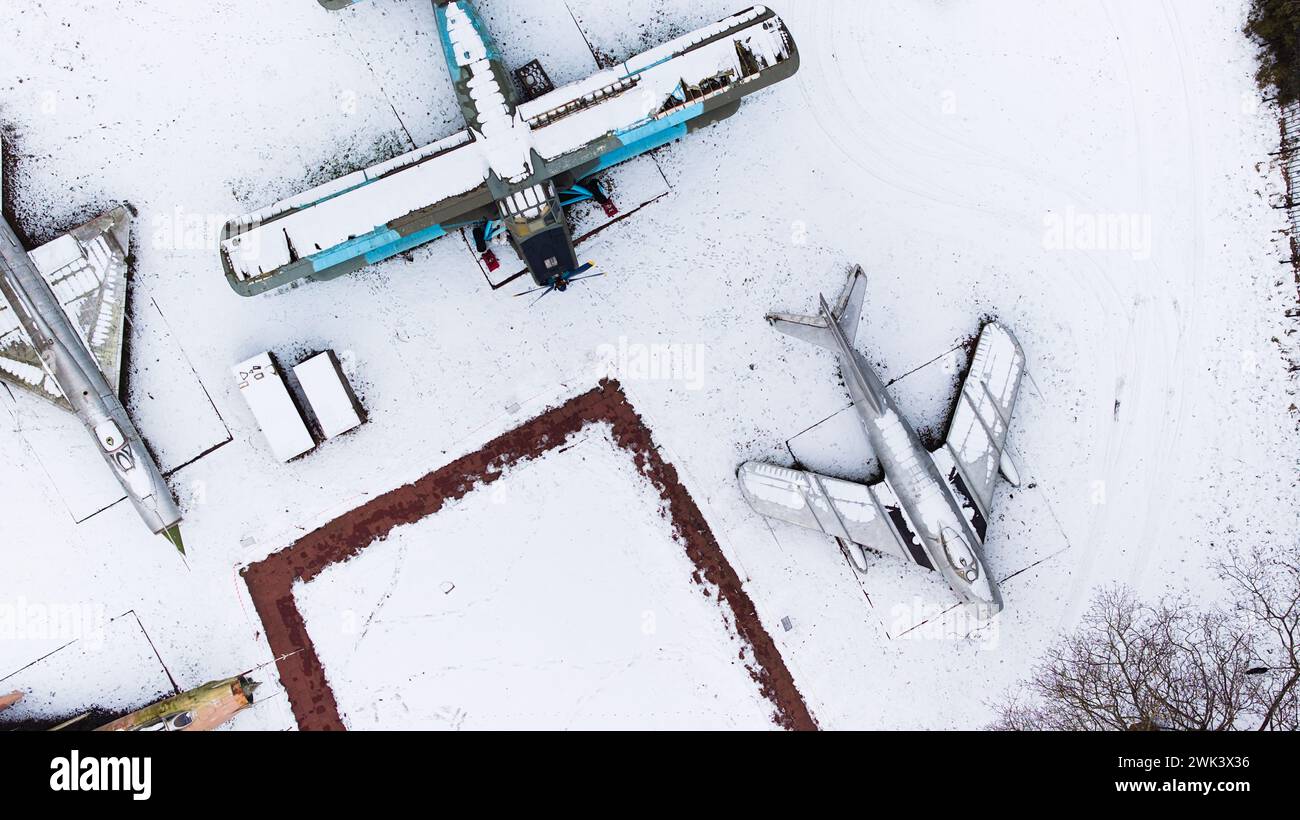 Luftaufnahme von schneebedeckten Panzern, Artillerie, gepanzerten Fahrzeugen, Militärfahrzeugen und Flugzeugen in der Zitadelle von Posen im Winter, von Drohnen erschossen. Stockfoto