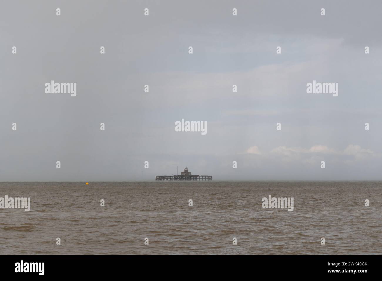 Herne Bay, Kent, Großbritannien. Februar 2024. Ein duschiger und milder Nachmittag in Herne Bay. Quelle: Jamie McBean/Alamy Live News Stockfoto