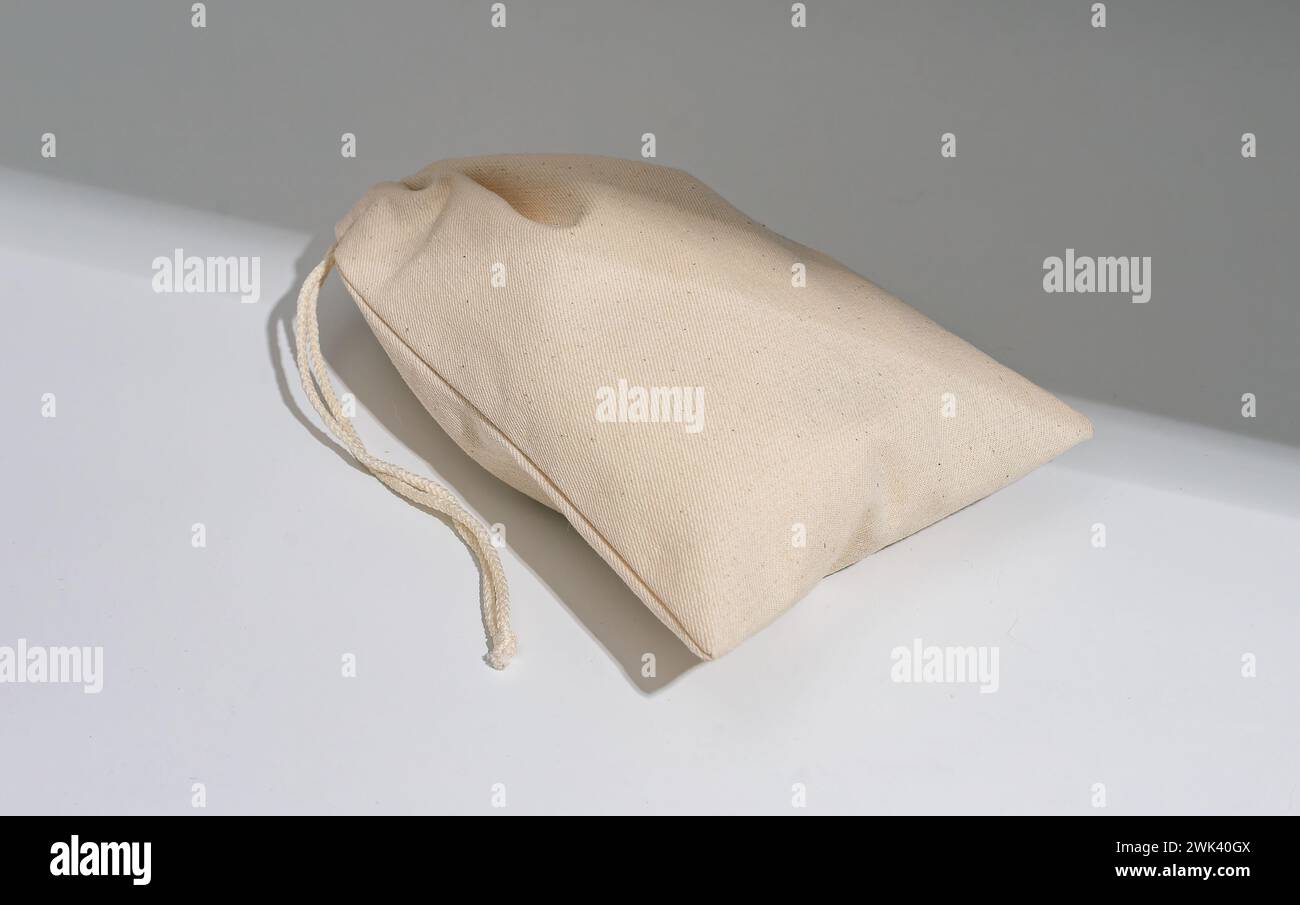 Tasche aus natürlichem Textil. Sack aus Bio-Öko-Stoff. Leinen- und Baumwoll-Canvas-Pack. Stockfoto