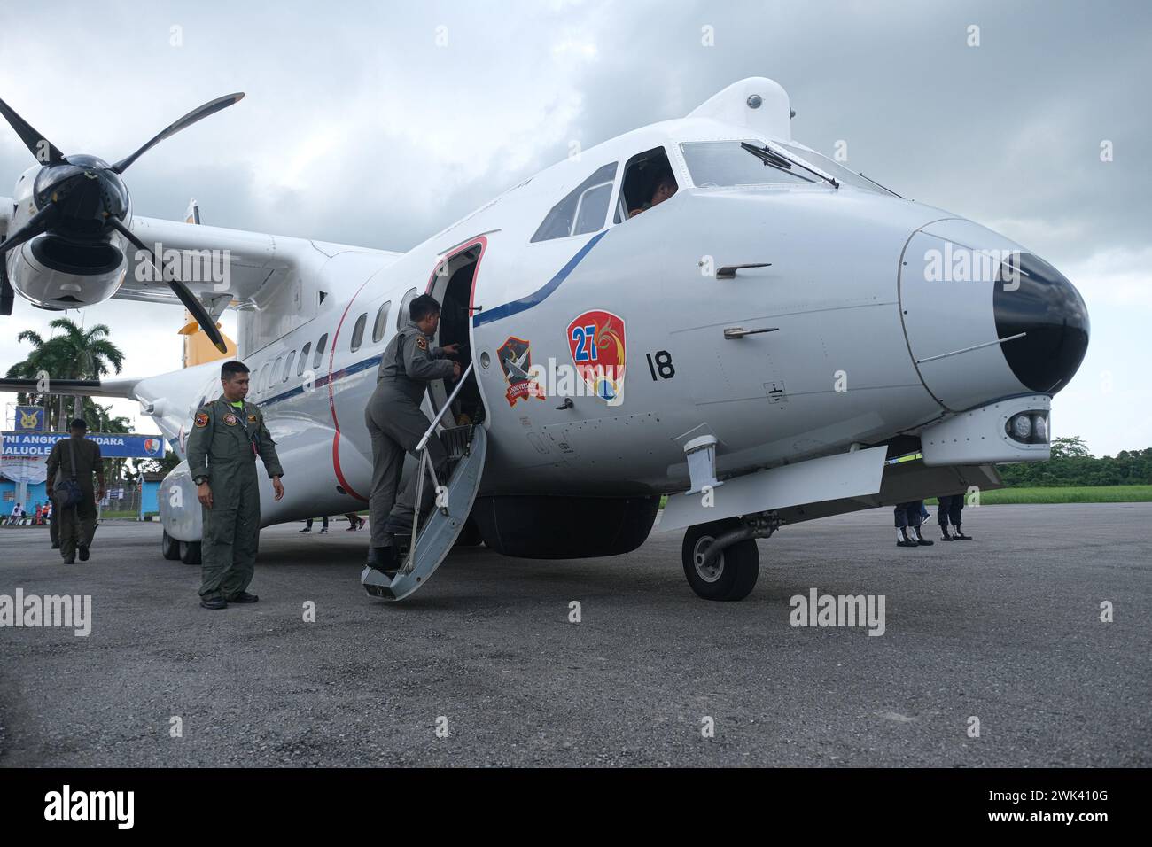 Piloten der indonesischen Luftwaffe stehen am Haluoleo Kendari Airstrip. Die indonesische Luftwaffe betankt C 235 auf der Haluoleo Air Base, während sie Navigationsübungen von Biak, Papua aus durchführt. Stockfoto