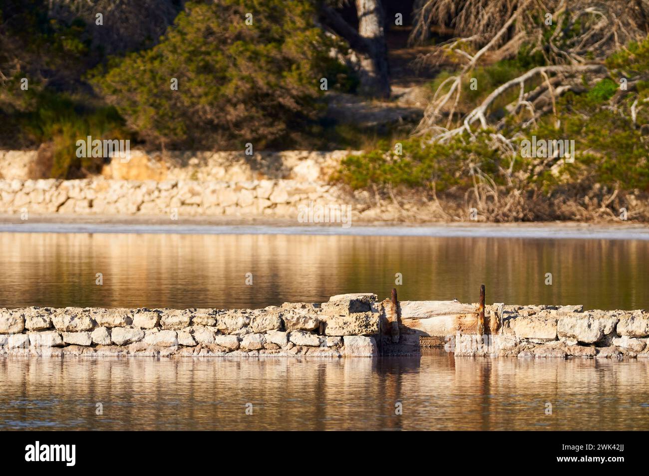 Antike Schleusenholztore in Salines d’en Marroig (Naturpark SES Salines, Formentera, Pityusische Inseln, Balearen, Mittelmeer, Spanien) Stockfoto