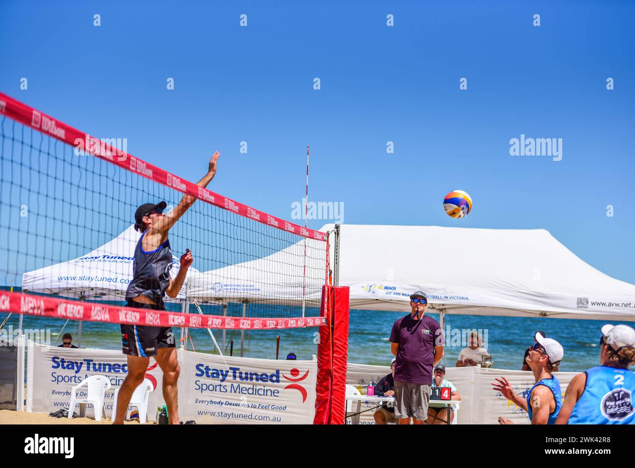 Melbourne, Australien. Februar 2024. Jack Gregory (L), Klaas McIntosh (R) und Ben Carroll (ganz rechts) im Halbfinale der Männer beim Vic Open Beach Volleyballturnier am St Kilda Beach. Ben Carroll & Klaas McIntosh siegten gegen Jack Gregory & Patrick Tang in 3 Sätzen 21:14, 19:21, 16:14. Quelle: SOPA Images Limited/Alamy Live News Stockfoto