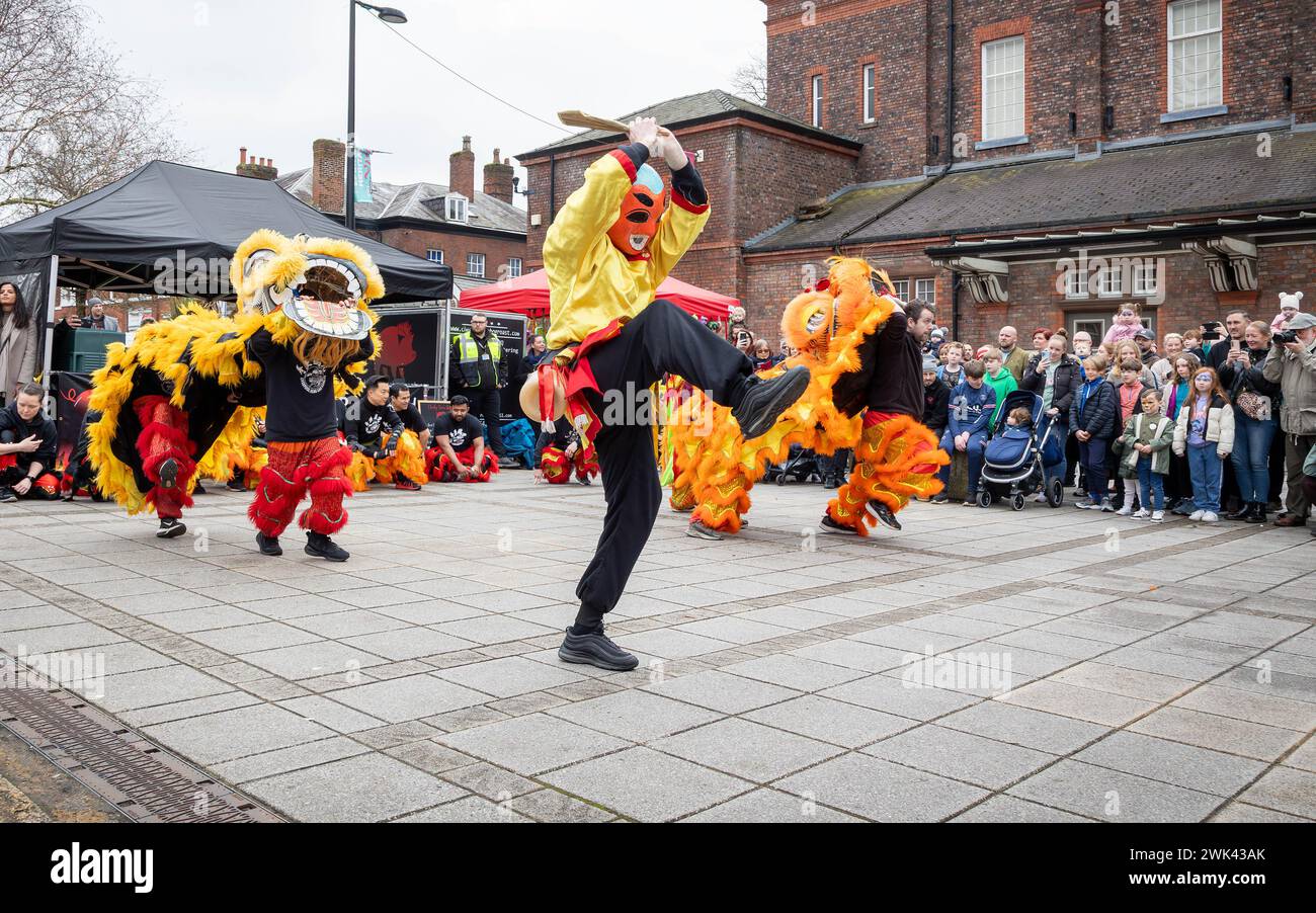 Sonntag, 18. Februar; Warrington, Cheshire, England. Warrington Town feierte das chinesische Neujahrsfest 2024. Hongjun Laozu, ein alter taoistischer Mönch, ist derjenige, der den Nian gefangen nahm. 2024 ist das Jahr des Drachen. Quelle: John Hopkins/Alamy Live News Stockfoto