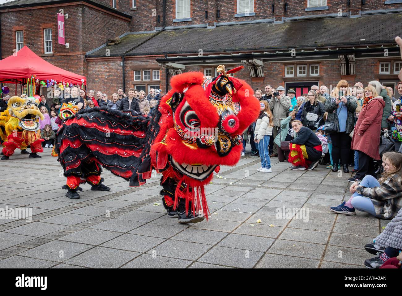 Sonntag, 18. Februar; Warrington, Cheshire, England. Warrington Town feierte das chinesische Neujahrsfest 2024. Hongjun Laozu, ein alter taoistischer Mönch, ist derjenige, der den Nian gefangen nahm. 2024 ist das Jahr des Drachen. Quelle: John Hopkins/Alamy Live News Stockfoto