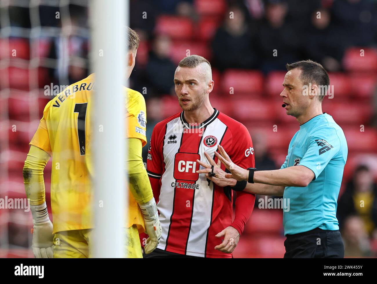 Bramall Lane, Sheffield, Großbritannien. Februar 2024. Premier League Football, Sheffield United gegen Brighton und Hove Albion; Tom Davies von Sheffield United trifft auf Brighton &amp; Bart Verbruggen von Hove Albion mit Schiedsrichter Stuart Attwell, der sie beide Bucht Credit: Action Plus Sports/Alamy Live News Stockfoto