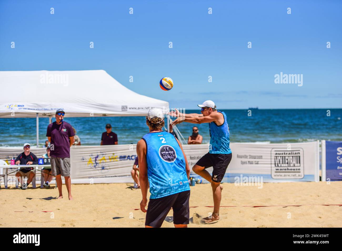 Melbourne, Australien. Februar 2024. Ben Carroll (L) und Klaas McIntosh (R) wurden während des AAA-Halbfinales des Vic Open Beach Volleyballturniers in St Kilda Beach in Aktion gesehen. Ben Carroll & Klaas McIntosh siegten gegen Jack Gregory & Patrick Tang in 3 Sätzen 21:14, 19:21, 16:14. (Foto: Alexander Bogatyrev/SOPA Images/SIPA USA) Credit: SIPA USA/Alamy Live News Stockfoto