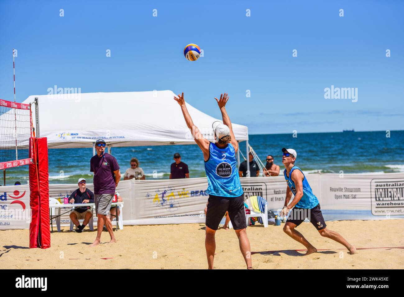 Melbourne, Australien. Februar 2024. Ben Carroll (L) und Klaas McIntosh (R) wurden während des AAA-Halbfinales des Vic Open Beach Volleyballturniers in St Kilda Beach in Aktion gesehen. Ben Carroll & Klaas McIntosh siegten gegen Jack Gregory & Patrick Tang in 3 Sätzen 21:14, 19:21, 16:14. (Foto: Alexander Bogatyrev/SOPA Images/SIPA USA) Credit: SIPA USA/Alamy Live News Stockfoto