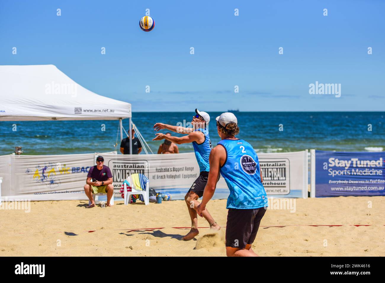 Melbourne, Australien. Februar 2024. Klaas McIntosh (L) und Ben Carroll (R) wurden während des Halbfinales der Männer beim Vic Open Beach Volleyballturnier am St Kilda Beach in Aktion gesehen. Ben Carroll & Klaas McIntosh siegten gegen Jack Gregory & Patrick Tang in 3 Sätzen 21:14, 19:21, 16:14. (Foto: Alexander Bogatyrev/SOPA Images/SIPA USA) Credit: SIPA USA/Alamy Live News Stockfoto