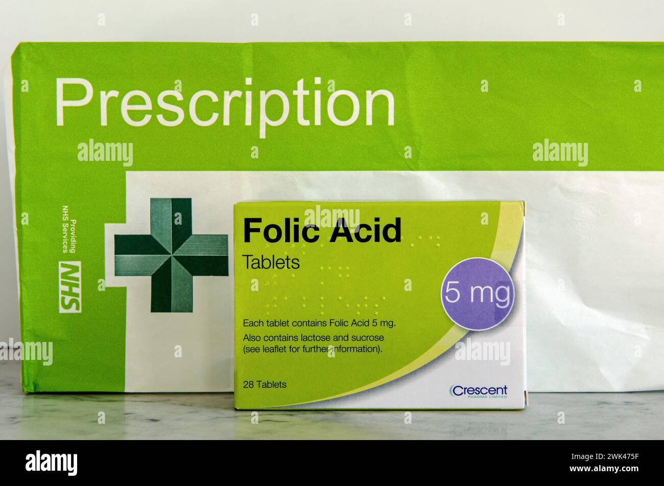 Packung mit 5 mg Folsäure-Tabletten vor dem verschreibungspflichtigen Beutel Stockfoto