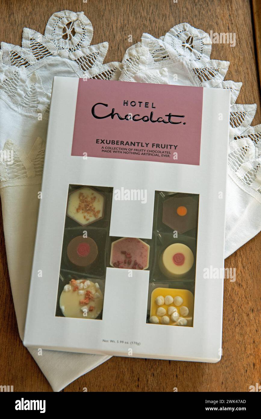 Schachtel Hotel Chocolat auf weißer Baumwollserviette mit Spitzenrand Stockfoto