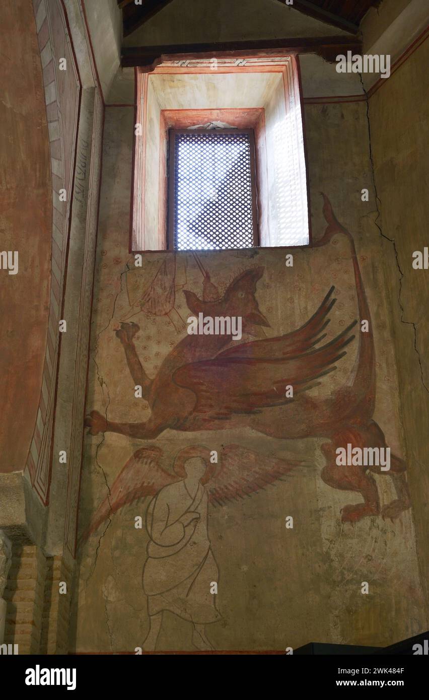 Spanien, Toledo. Kirche San Román. Erbaut im Mudéjar-Stil im 13. Jahrhundert. Wandgemälde an der Nordwand. Darstellung eines gespitzten Drachens, eine Szene, die als der Kampf des heiligen Michael gegen den Drachen interpretiert wird. Stockfoto