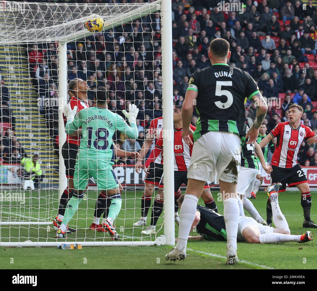 Bramall Lane, Sheffield, Großbritannien. Februar 2024. Premier League Football, Sheffield United gegen Brighton und Hove Albion; Facundo Buonanotte von Brighton & amp; Hove Albion (Hidden) erzielt in der 20. Minute das Eröffnungstor und erzielte das Ergebnis 0-1 trotz der Zuschauerzahlen von Wes Foderingham und Vinicius Souza Stockfoto