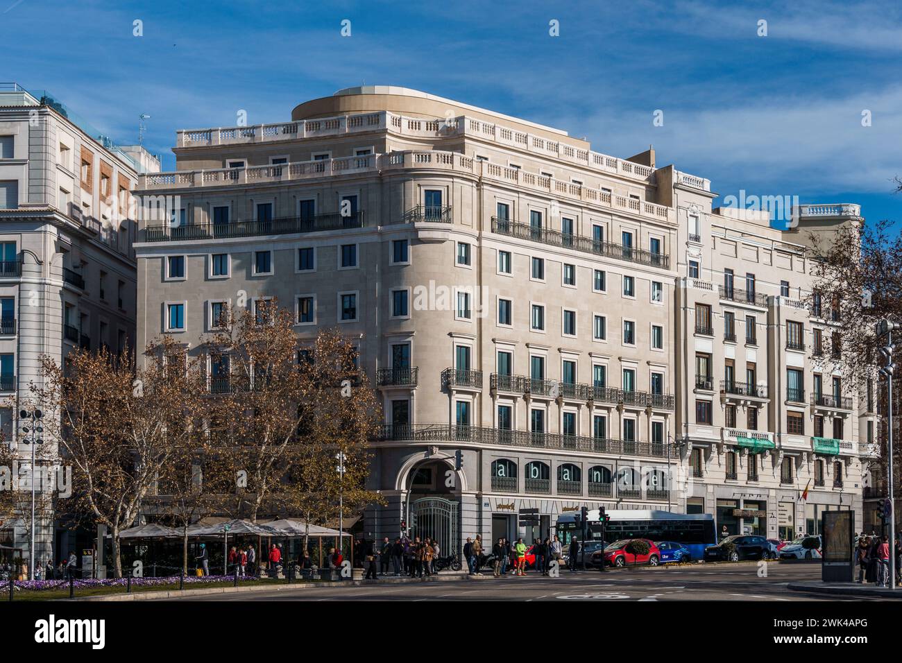 Madrid, Spanien - 28. Januar 2024: Luxuriöse Wohngebäude auf der Plaza de la Independencia Stockfoto
