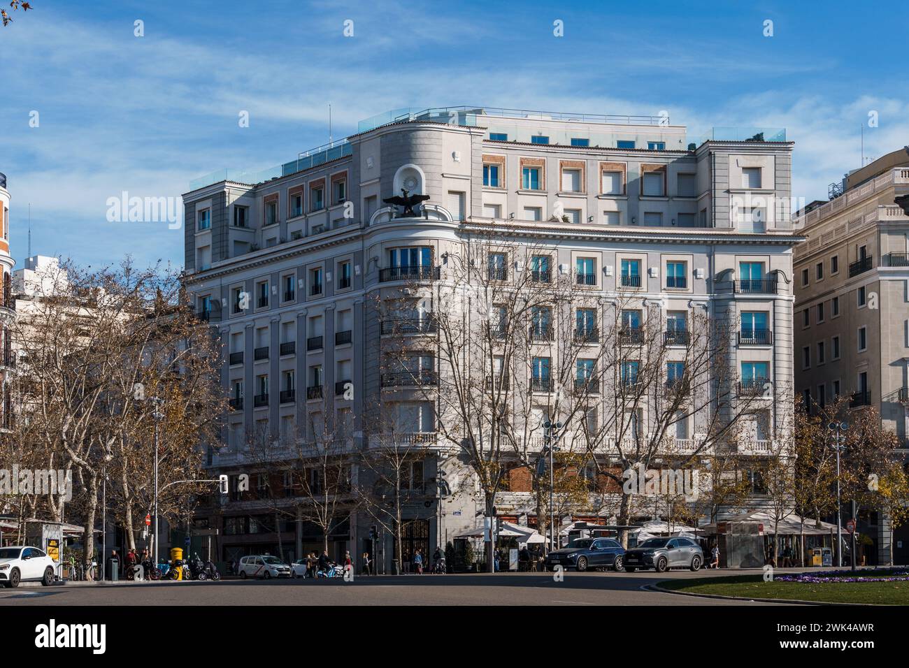 Madrid, Spanien - 28. Januar 2024: Luxuriöse Wohngebäude auf der Plaza de la Independencia Stockfoto