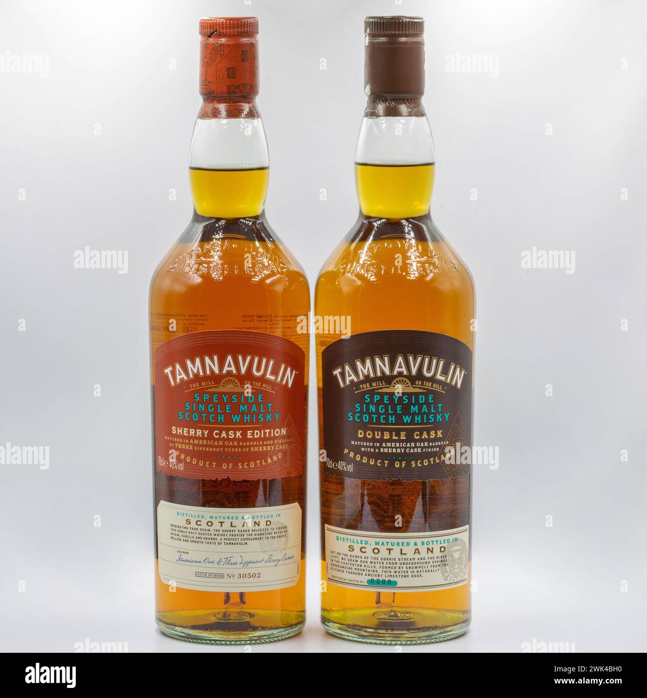 Kiew, Ukraine - 6. September 2022: Studio-Shooting von Tamnavulin Speyside Single Malt Scotch Double Cask Whisky Flakons Nahaufnahme gegen weiß. Distiller Stockfoto