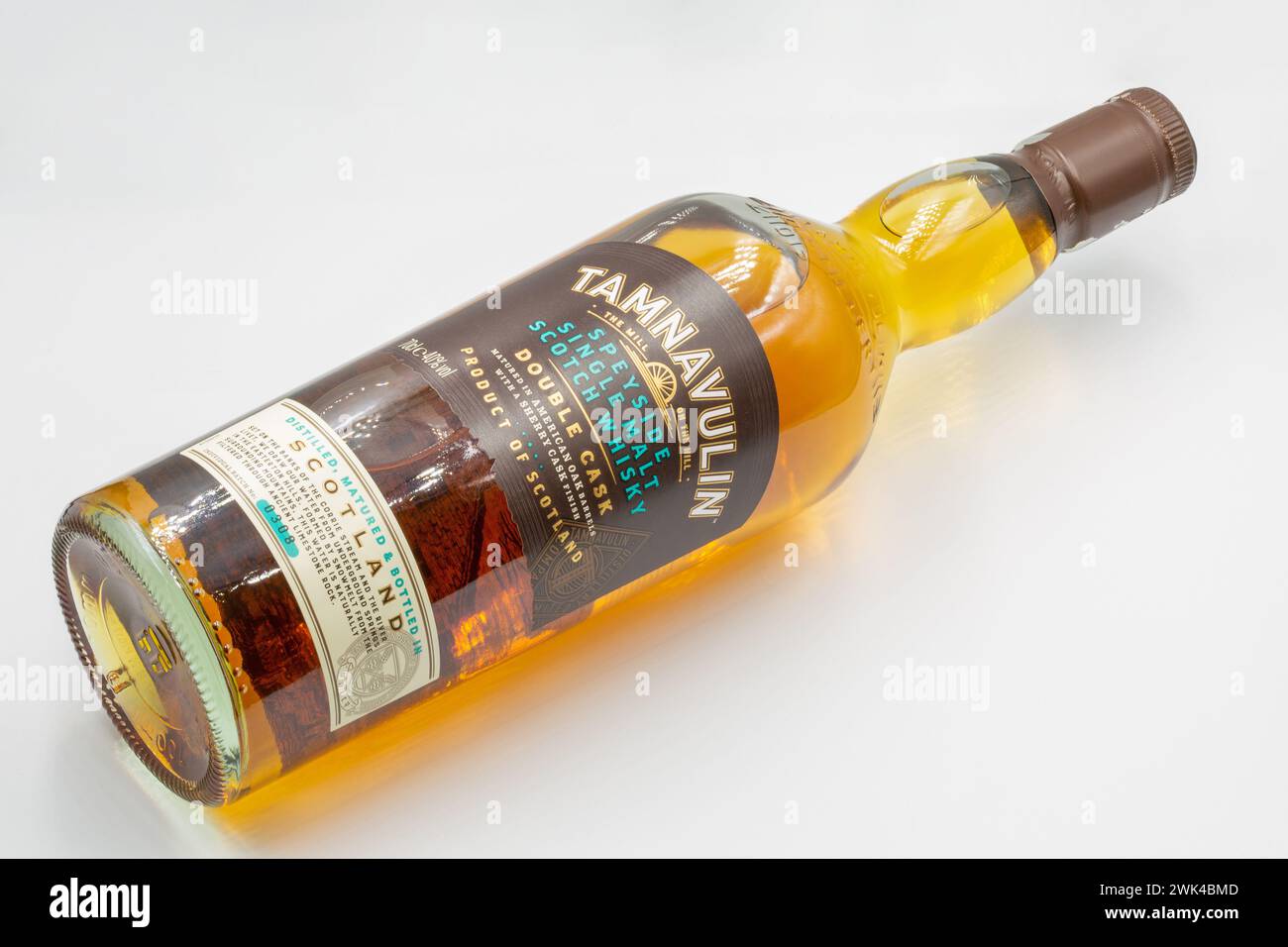 Kiew, Ukraine - 6. September 2022: Studio-Shooting von Tamnavulin Speyside Single Malt Scotch Double Cask Whisky Flasche Nahaufnahme gegen weiß. Destillerie Stockfoto