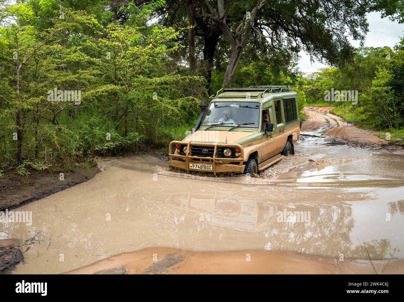 Ein Geländewagen fährt auf einer überfluteten Strecke auf einer Safari im Nyerere Nationalpark (Selous Game Reserve) in Tansania. Stockfoto